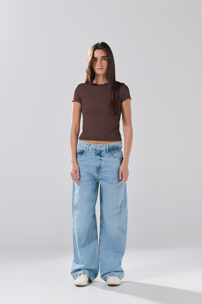 Camiseta cuello redondo unicolor infaltables ajustada
