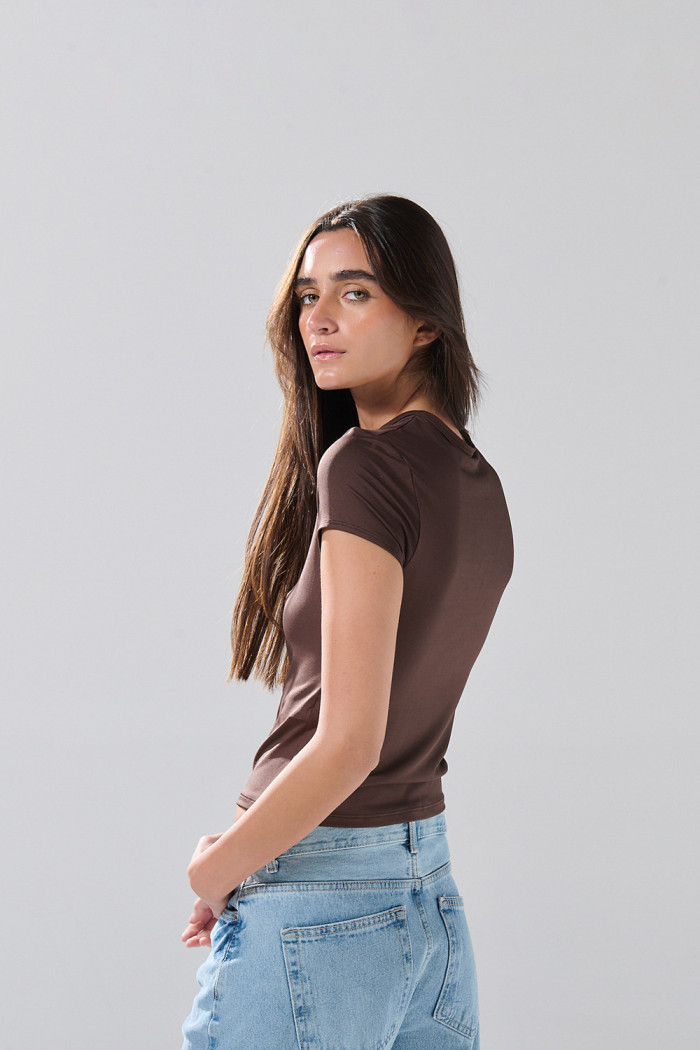 Camiseta cuello redondo unicolor infaltables ajustada
