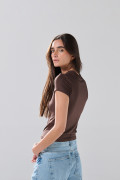 Camiseta cuello redondo unicolor infaltables ajustada
