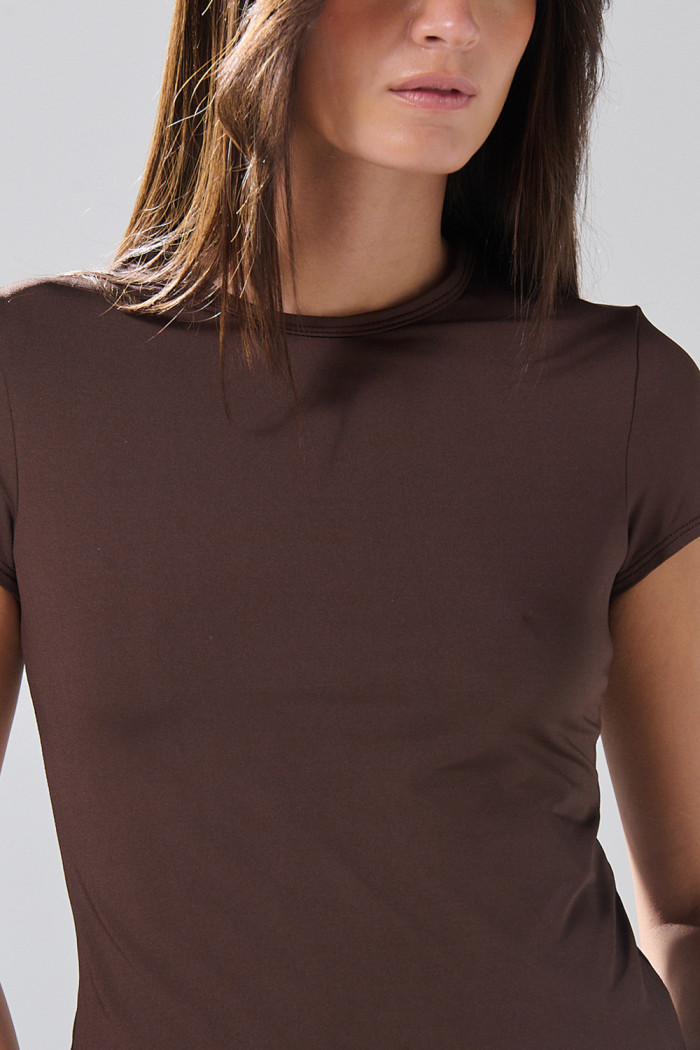 Camiseta cuello redondo unicolor infaltables ajustada
