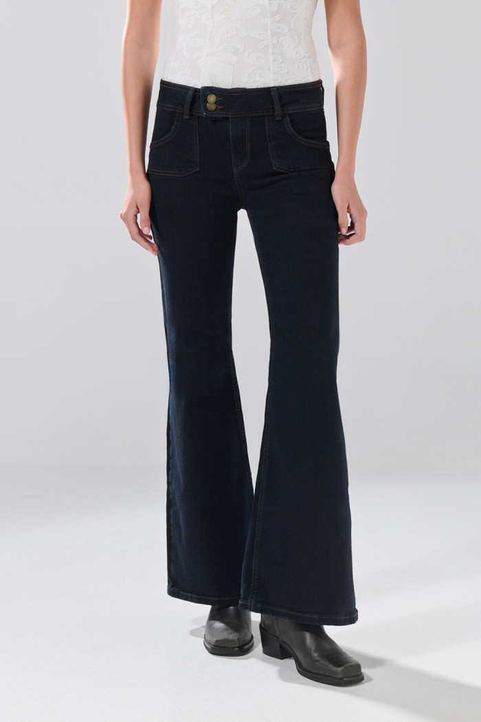 Jean flare azul intenso con bota ancha y bolsillos de parche
