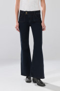 Jean flare azul intenso con bota ancha y bolsillos de parche
