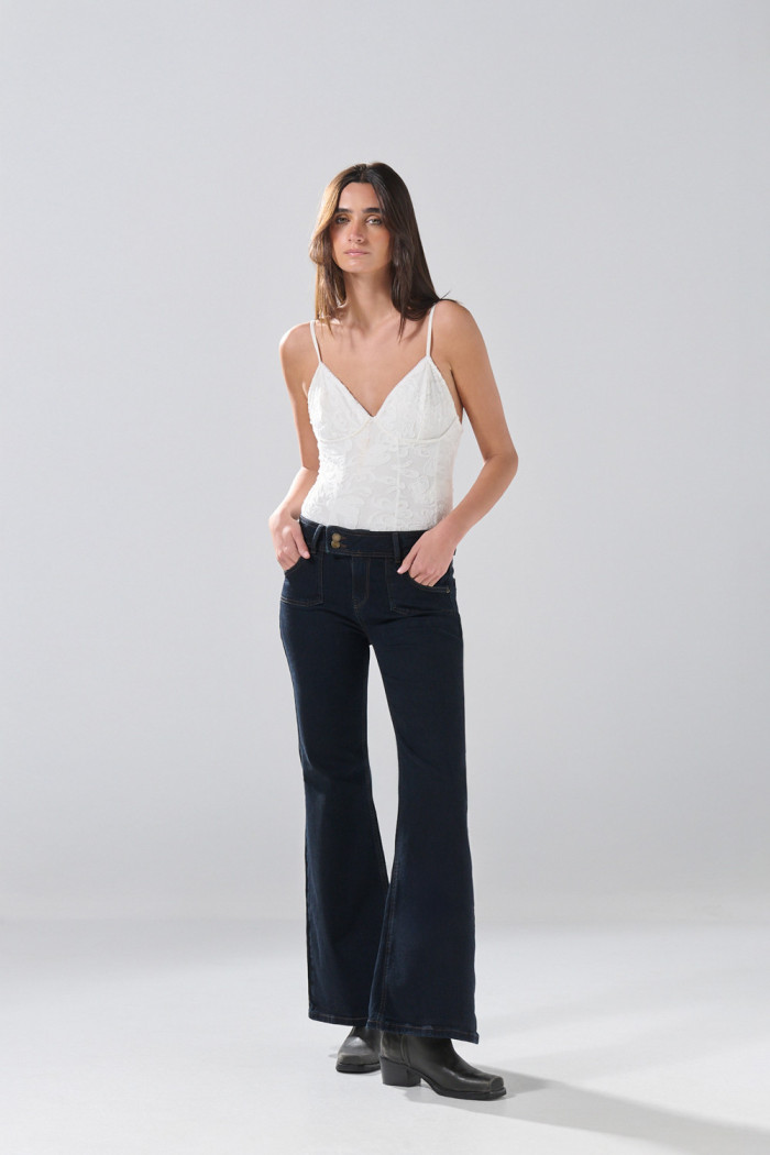 Jean flare azul intenso con bota ancha y bolsillos de parche
