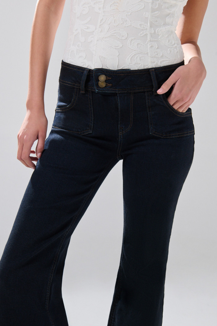 Jean flare azul intenso con bota ancha y bolsillos de parche
