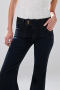 Jean flare azul intenso con bota ancha y bolsillos de parche
