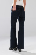 Jean flare azul intenso con bota ancha y bolsillos de parche
