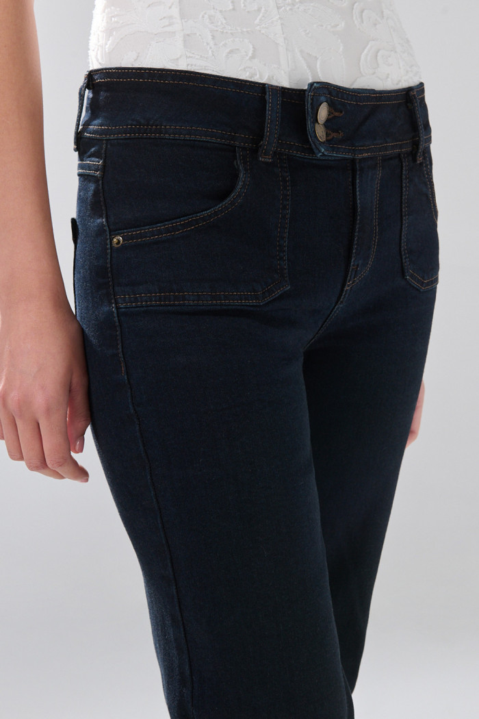Jean flare azul intenso con bota ancha y bolsillos de parche
