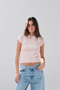Camiseta en rib rosada manga corta con estampado college
