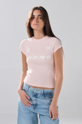 Camiseta en rib rosada manga corta con estampado college
