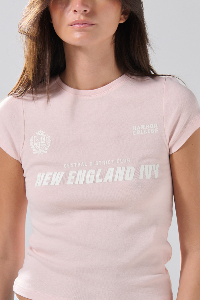 Camiseta en rib rosada manga corta con estampado college
