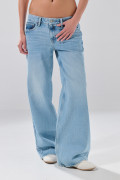 Jean open leg infaltables azul con bota ancha y desgastes
