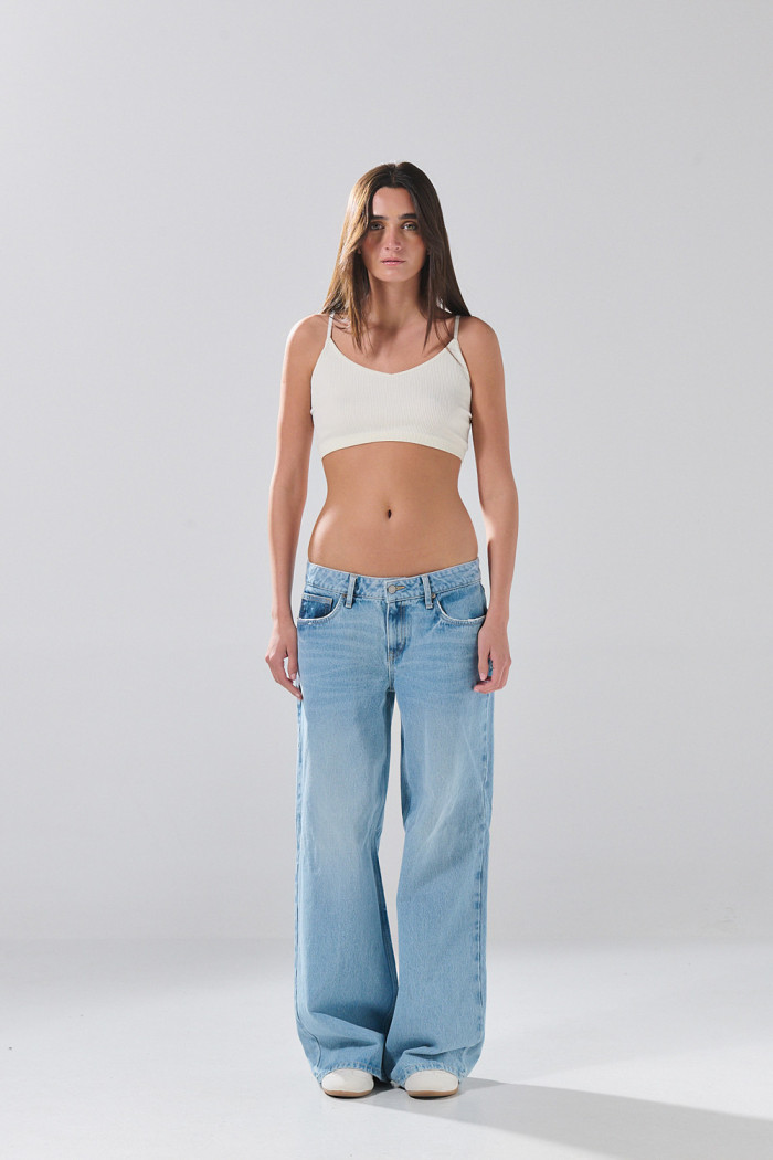 Jean open leg infaltables azul con bota ancha y desgastes
