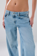 Jean open leg infaltables azul con bota ancha y desgastes
