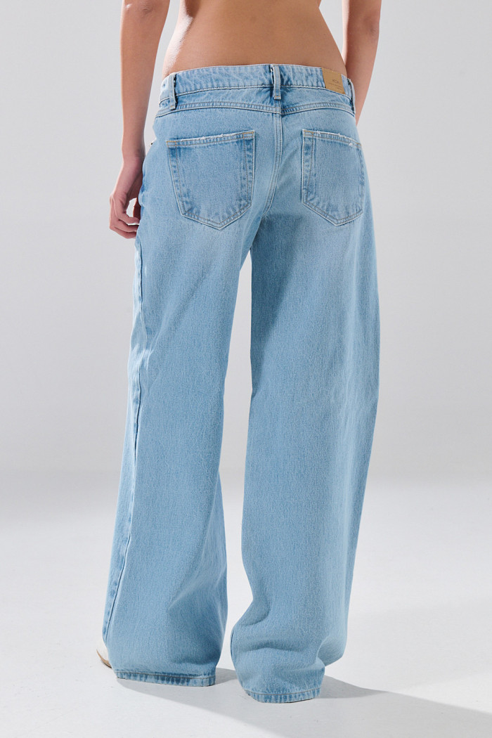 Jean open leg infaltables azul con bota ancha y desgastes
