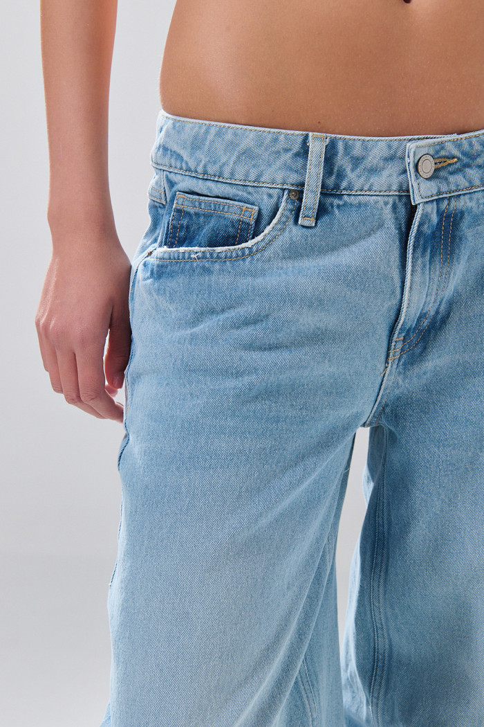 Jean open leg infaltables azul con bota ancha y desgastes
