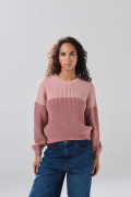 Suéter rosado medio cuello redondo con crote en contraste