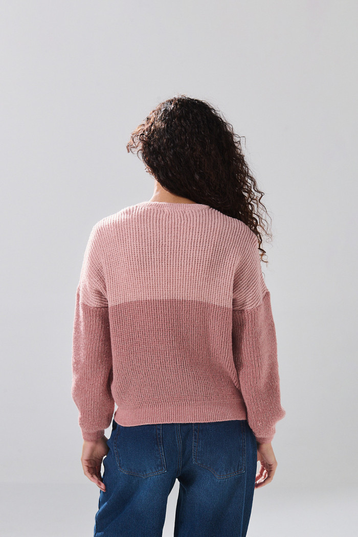Suéter rosado medio cuello redondo con crote en contraste