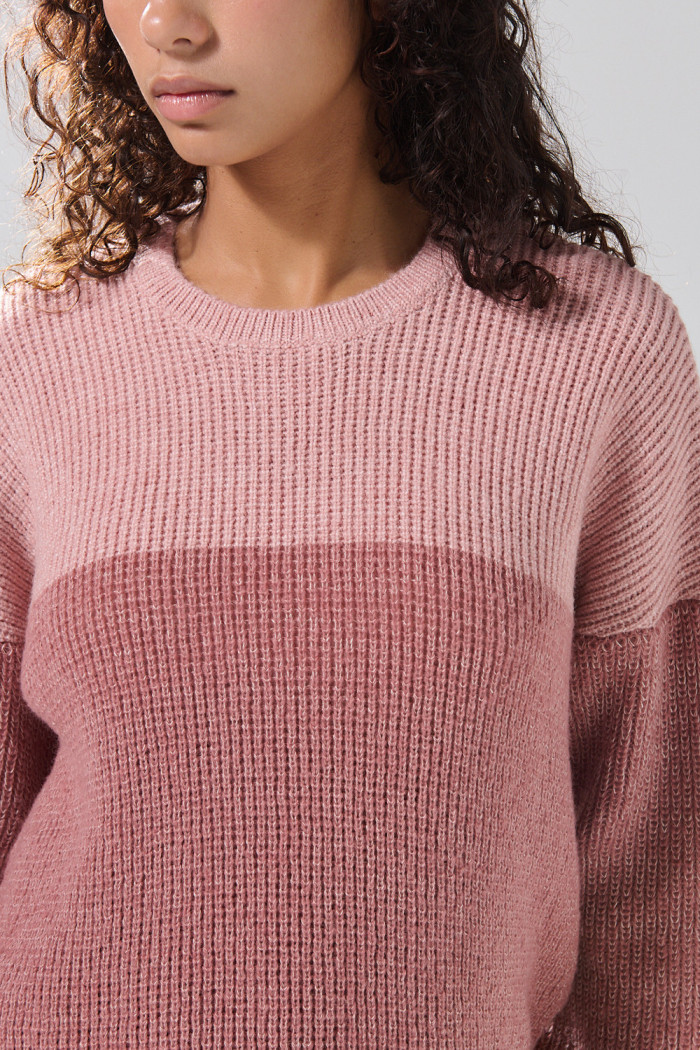 Suéter rosado medio cuello redondo con crote en contraste