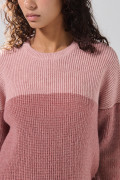 Suéter rosado medio cuello redondo con crote en contraste