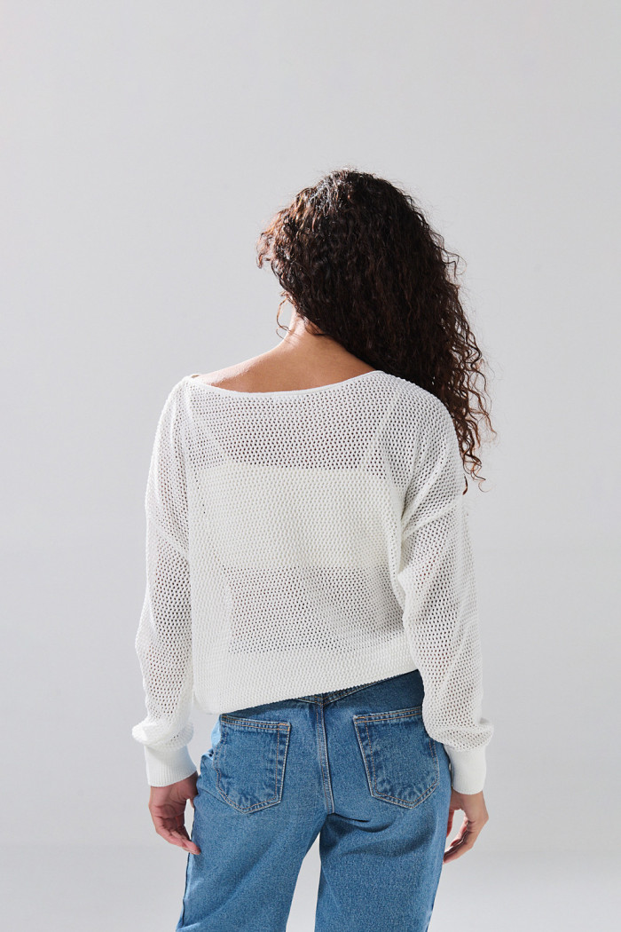 Suéter cuello bandeja crema claro con finas texturas
