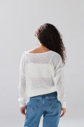 Suéter cuello bandeja crema claro con finas texturas
