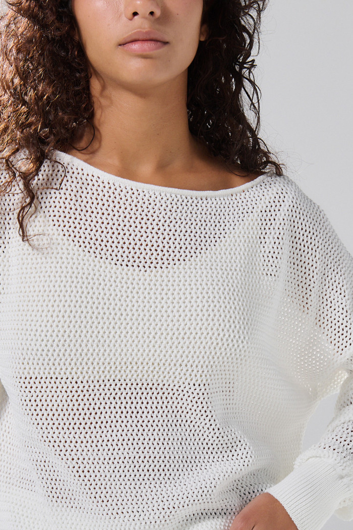 Suéter cuello bandeja crema claro con finas texturas
