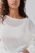 Suéter cuello bandeja crema claro con finas texturas
