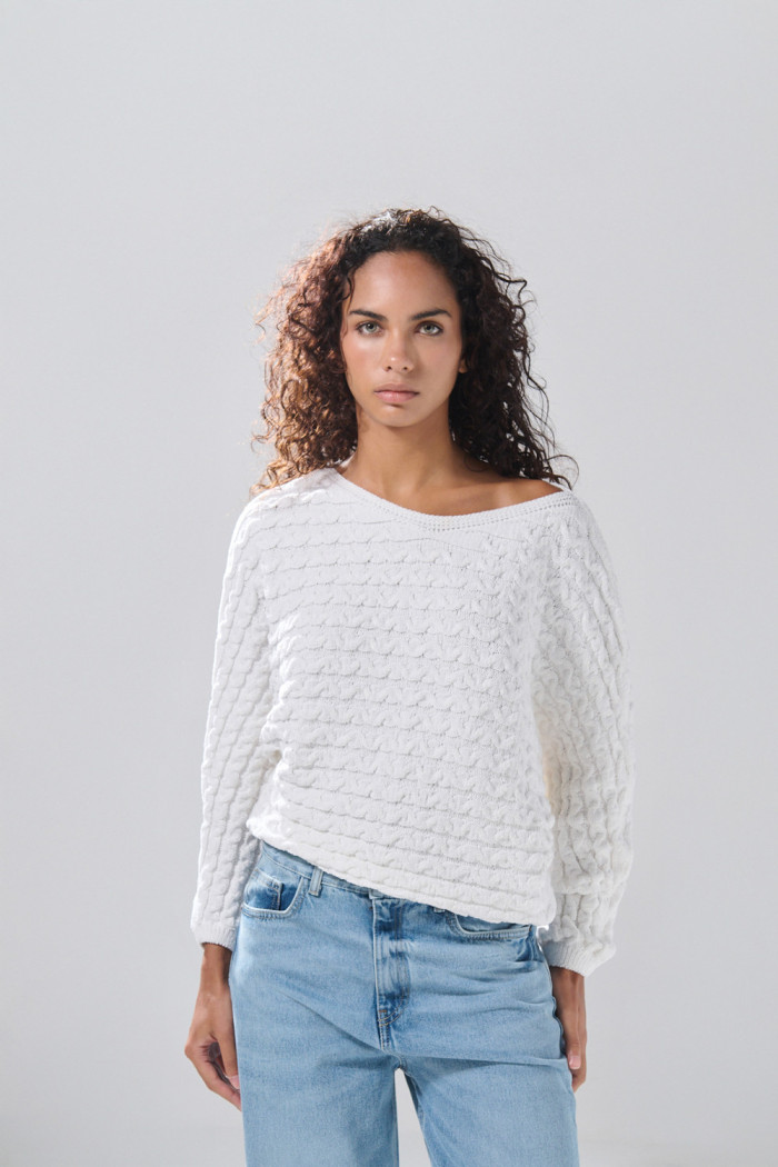 Suéter crema oversize cuello redondo con texturas de trenzas
