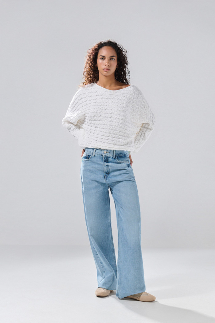 Suéter crema oversize cuello redondo con texturas de trenzas
