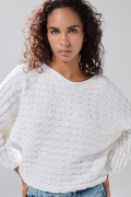 Suéter crema oversize cuello redondo con texturas de trenzas
