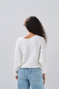 Suéter crema oversize cuello redondo con texturas de trenzas
