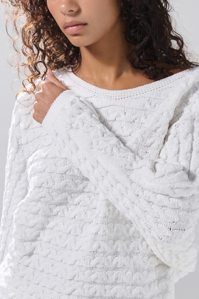 Suéter crema oversize cuello redondo con texturas de trenzas
