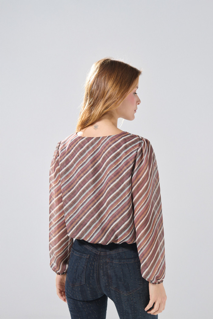 Blusa manga larga café oscura con rayas de Boho Club

