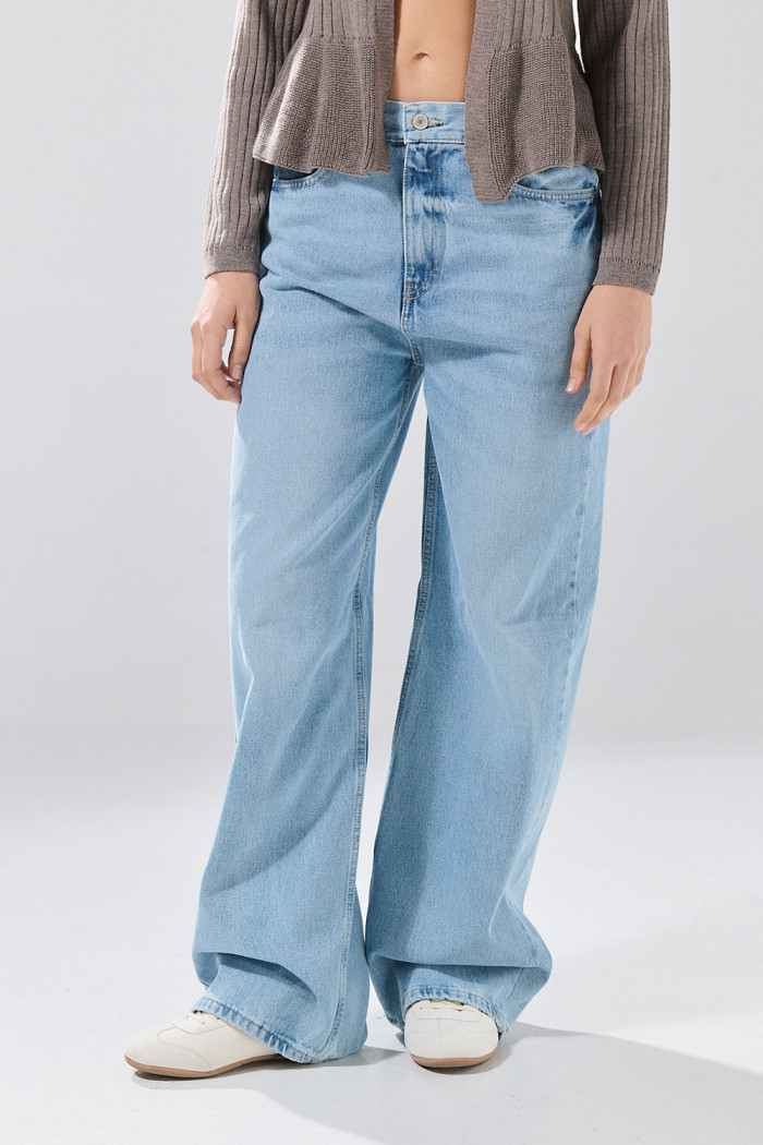 Jean baggy infaltables azul claro con bota ancha y desgastes
