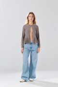 Jean baggy infaltables azul claro con bota ancha y desgastes
