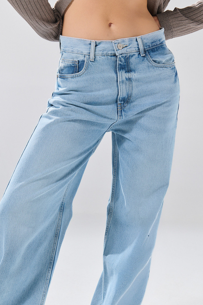 Jean baggy infaltables azul claro con bota ancha y desgastes
