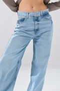 Jean baggy infaltables azul claro con bota ancha y desgastes
