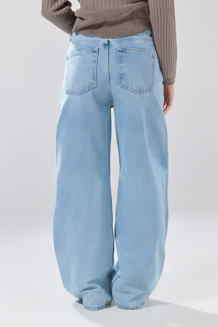 Jean baggy infaltables azul claro con bota ancha y desgastes
