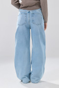 Jean baggy infaltables azul claro con bota ancha y desgastes
