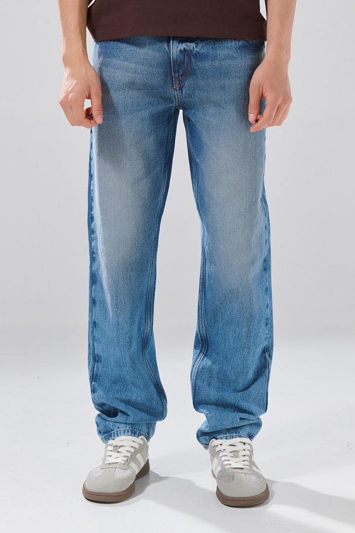 Jean 90´S infaltables azul medio tiro bajo con bota recta
