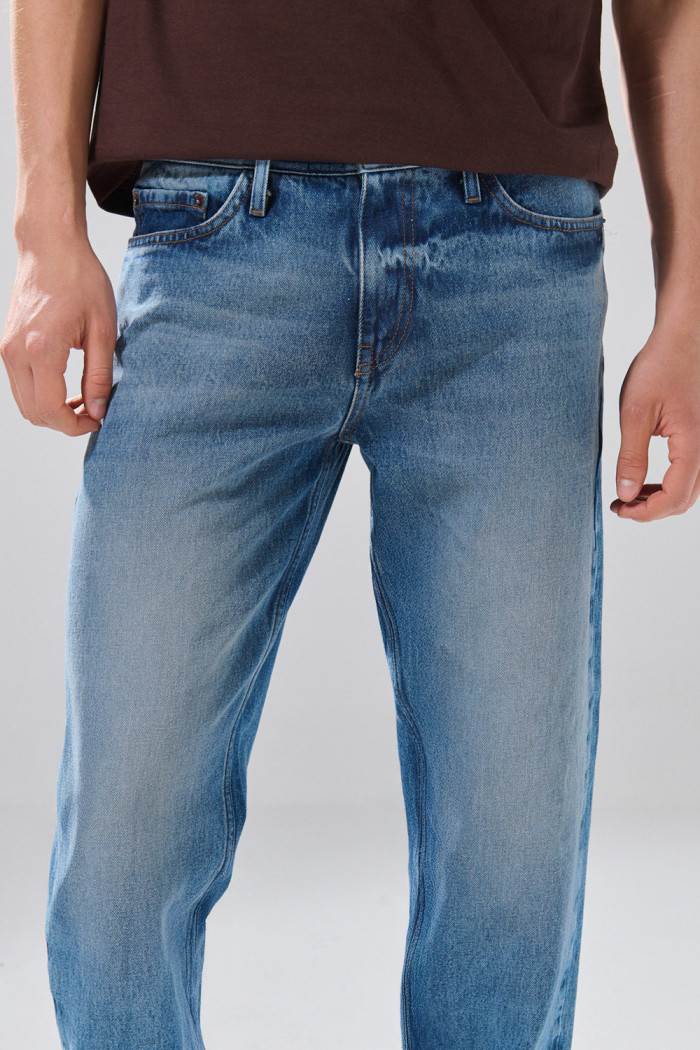 Jean 90´S infaltables azul medio tiro bajo con bota recta
