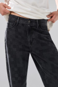 Jean loose gris intenso con diseños y tiro medio

