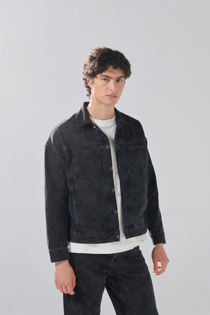 Chaqueta de jean oversize gris intensa con diseños de cuadros
