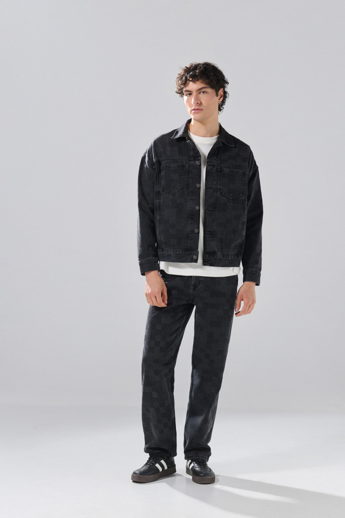 Chaqueta de jean oversize gris intensa con diseños de cuadros
