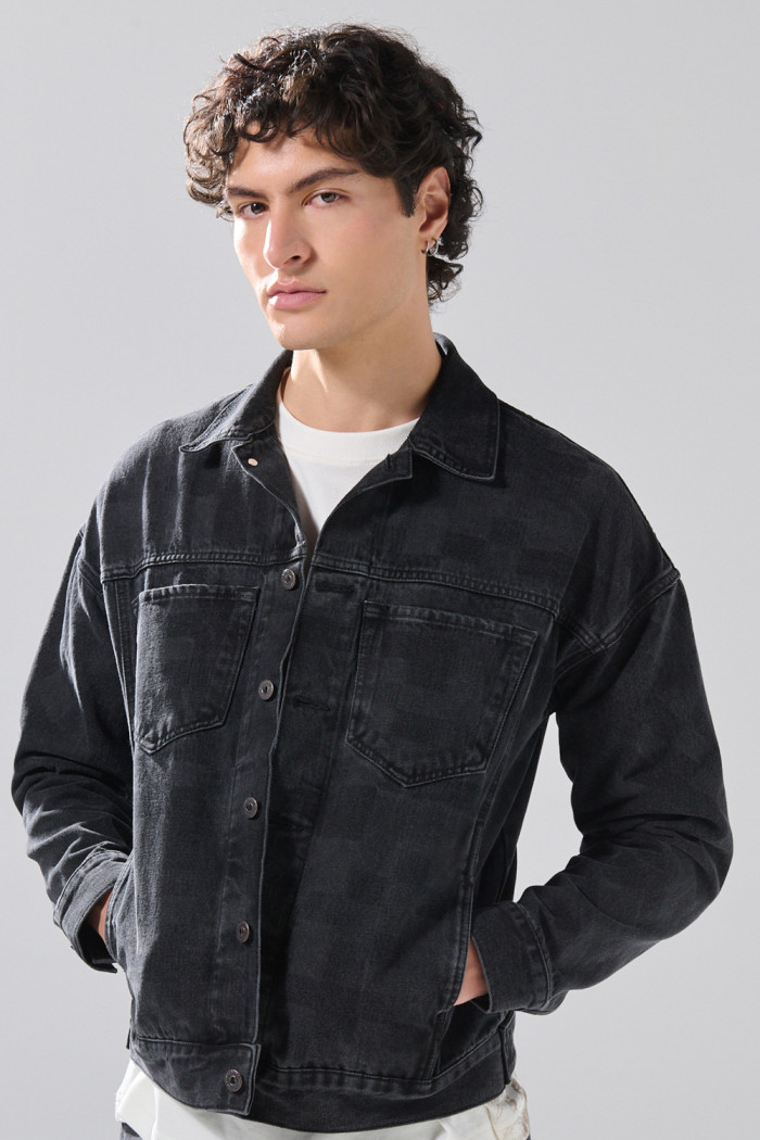 Chaqueta de jean oversize gris intensa con diseños de cuadros
