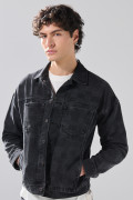 Chaqueta de jean oversize gris intensa con diseños de cuadros
