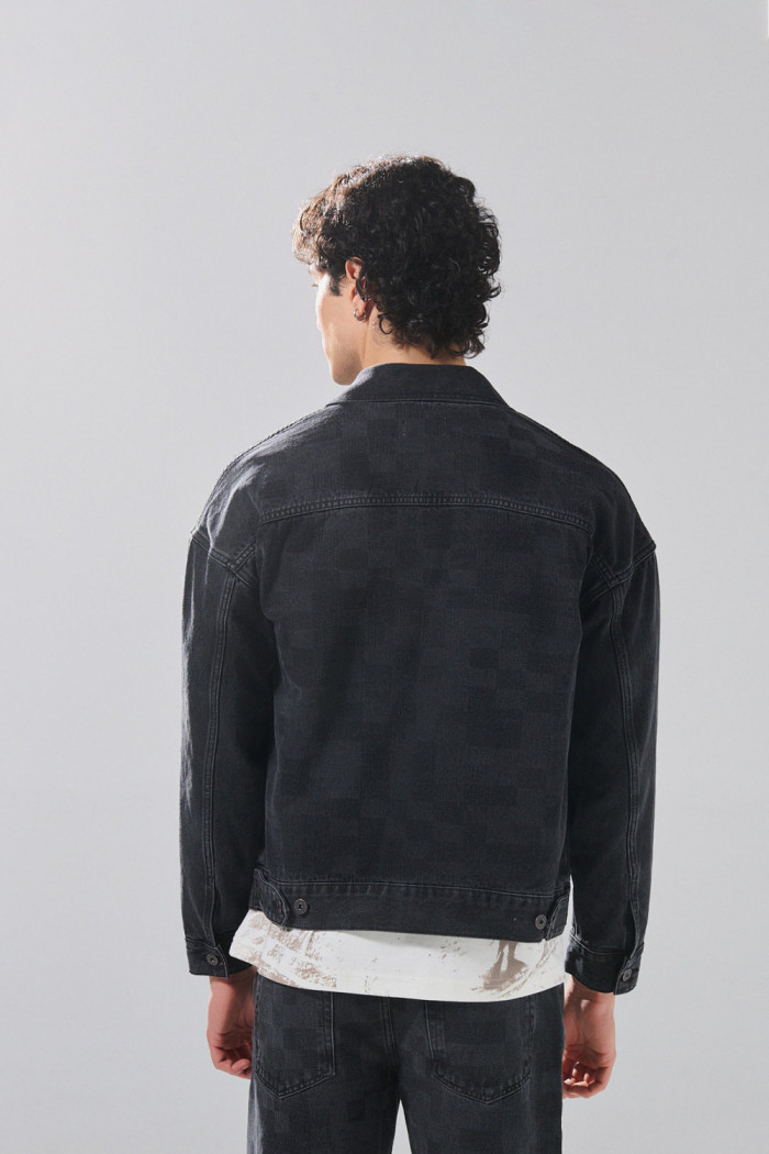 Chaqueta de jean oversize gris intensa con diseños de cuadros
