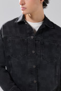 Chaqueta de jean oversize gris intensa con diseños de cuadros
