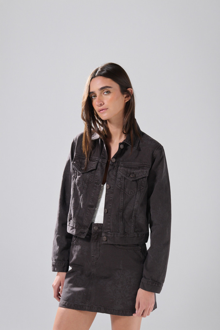 Chaqueta de jean slim café oscura con diseños de flores
