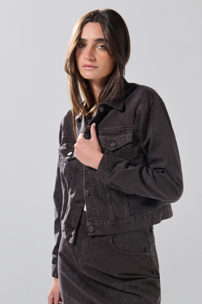 Chaqueta de jean slim café oscura con diseños de flores
